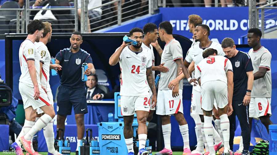 كان بعض مشجعي إنجلترا أعلنوا على ⁠مواقع التواصل أنهم سيعترضون خلال لقاء كرواتيا، ⁠وبدأت صيحات الاستهجان من مشجعي الفريقين بمجرد أن ⁠أطلق الحكم صفارته للإشارة إلى الاستراحة في الدقيقة 22.