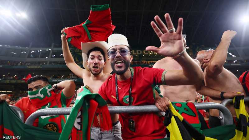 فرحة الجماهير المغربية في الملعب بعد الفوز على هولندا