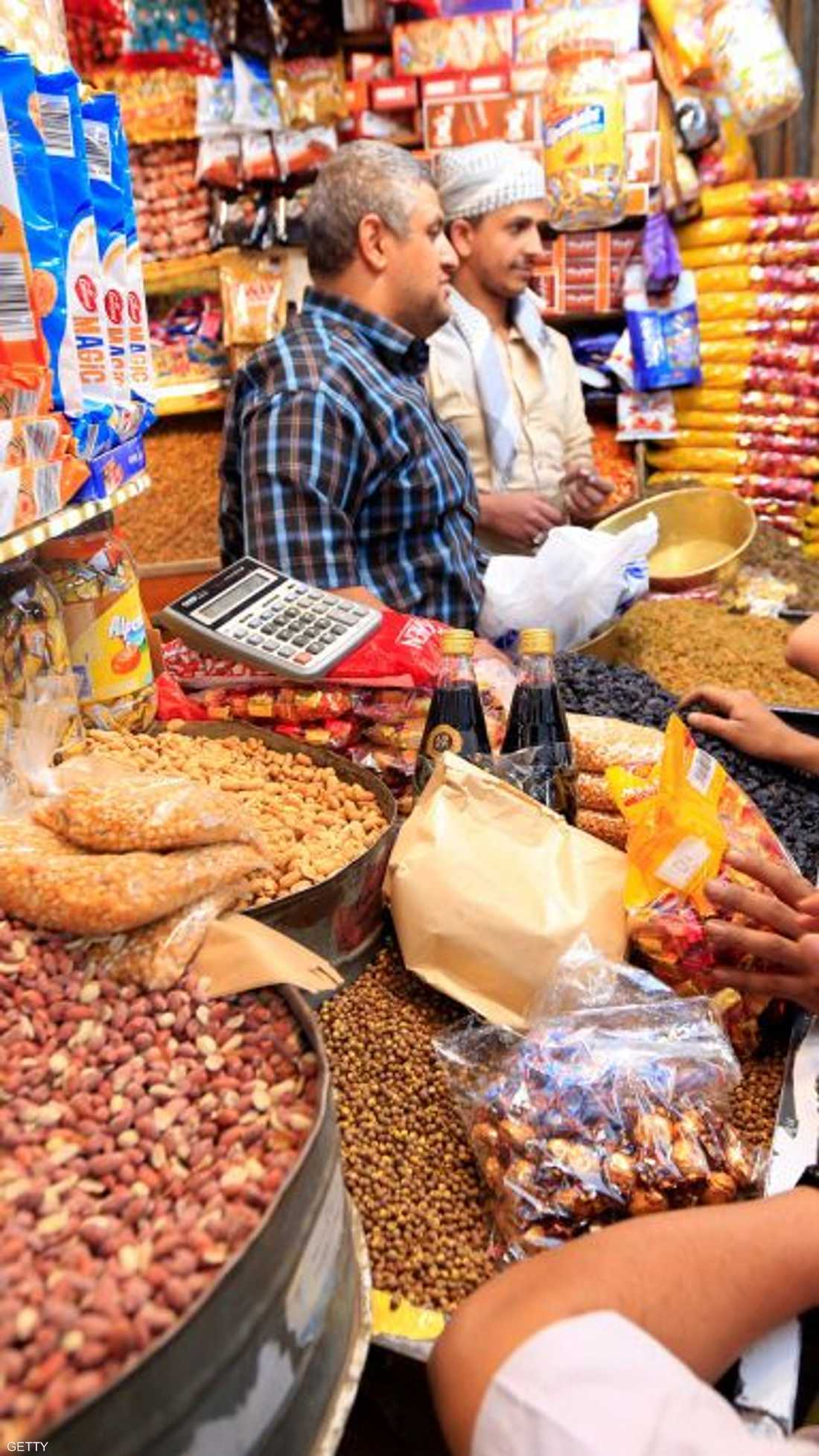 ما إن يحل رمضان، حتى تتنوع مظاهر وطقوس استقباله، في دول العالم الإسلامية.
