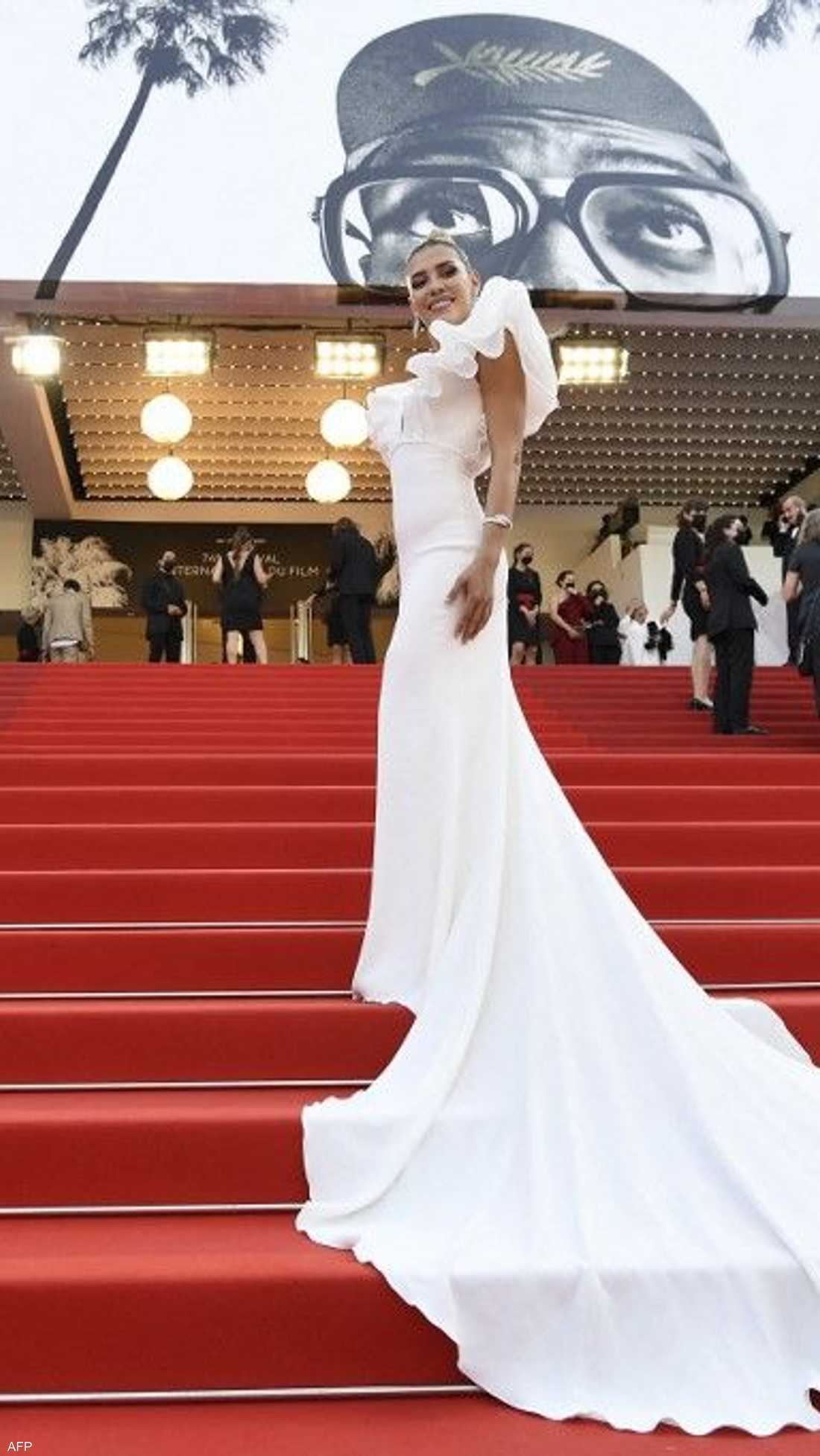 بدا لافتا خلال مهرجان كان السينمائي ظهور عدد من النجمات بشعرهن الأبيض، خلافا لما درجت عليه الممثلات اللواتي يتجنبن عادة ترك شعرهن على طبيعته في إطلالاتهن وعلى السجادات الحمراء.