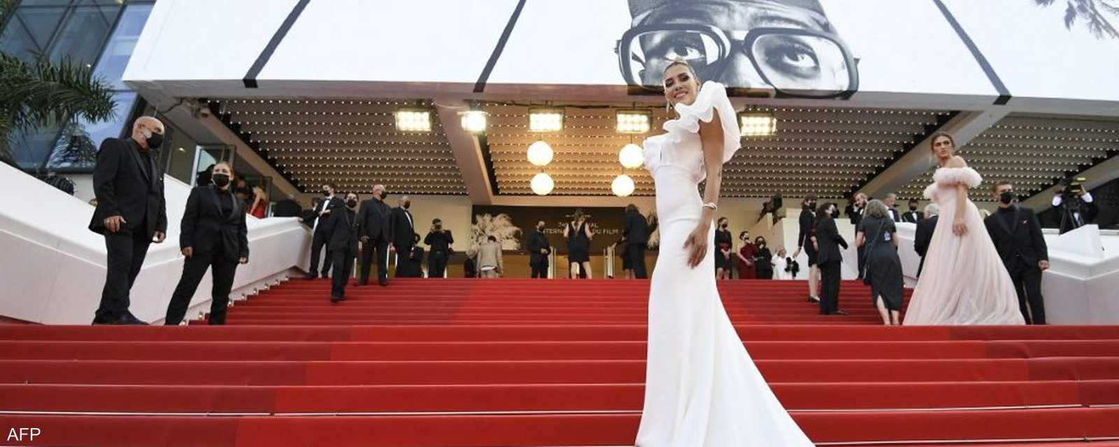 بدا لافتا خلال مهرجان كان السينمائي ظهور عدد من النجمات بشعرهن الأبيض، خلافا لما درجت عليه الممثلات اللواتي يتجنبن عادة ترك شعرهن على طبيعته في إطلالاتهن وعلى السجادات الحمراء.