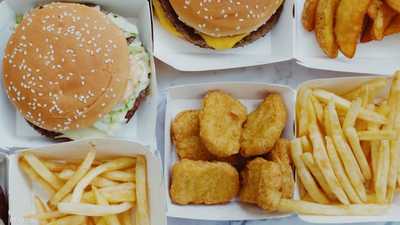 الإكثار من تناول الأطعمة الجاهزة يرتبط بملف قلبي مضطرب