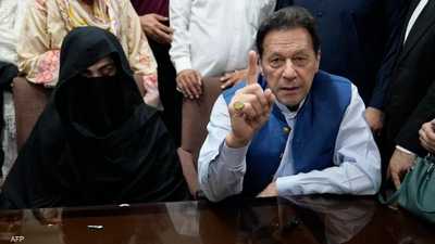 إعلام محلي: السجن 17 سنة لعمران خان وزوجته في قضية فساد