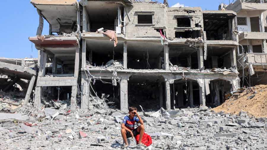 وحيدا أمام بناية مدمرة