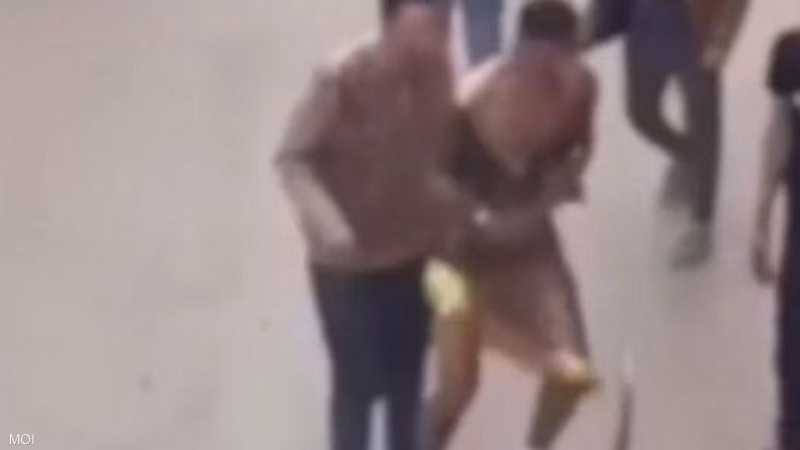 المتهمون أجبروا الشاب على ارتداء ملابس نسائية